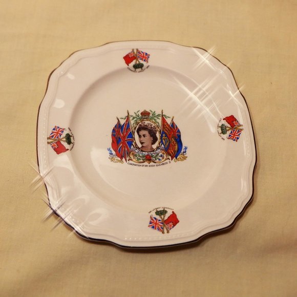 VINTAGE ~ Queen Elizabeth 11 Coronation 1953 ~ PLATE - Picture 1 of 1